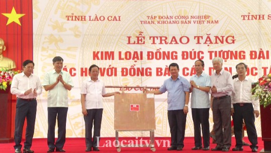 Lào Cai tặng Sơn La 20 tấn đồng đúc tượng đài 'Bác Hồ với đồng bào các dân tộc Tây Bắc'