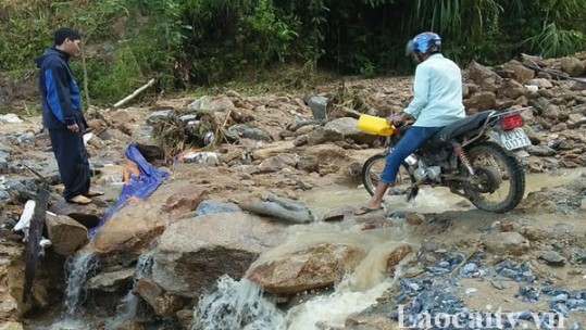 Lào Cai: Đi xe máy qua suối khi mưa lớn bất thường, một người tử vong
