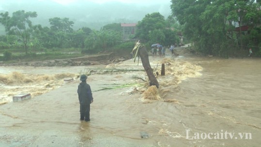 Lũ dâng cao, nhiều hộ dân huyện Văn Bàn phải di chuyển khẩn cấp trong đêm