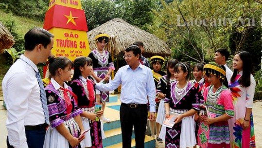 Chủ tịch UBND tỉnh Đặng Xuân Phong dự Lễ khai giảng năm học mới tại xã Lùng Phình, huyện Bắc Hà