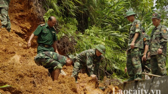 Bộ đội Biên phòng giúp dân khắc phục hậu quả sạt lở đất