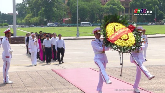 Đoàn đại biểu điển hình tiên tiến tỉnh Lào Cai báo công dâng Bác tại Quảng trường Ba Đình