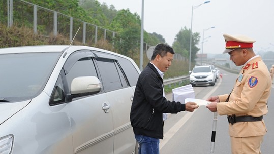 Xử lý nghiêm các trường hợp vi phạm gây mất an toàn giao thông trên tuyến cao tốc Nội Bài - Lào Cai