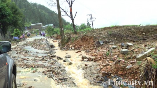 Mưa lớn gây thiệt hại hoa màu và đường giao thông tại trị trấn Mường Khương