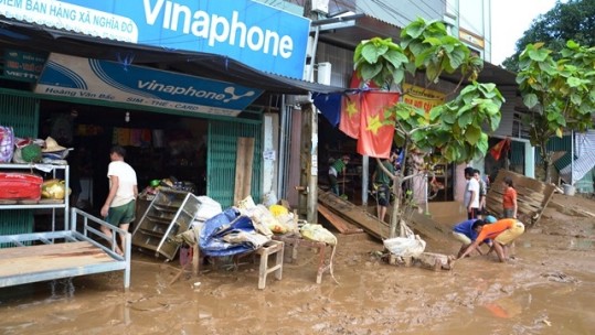Lũ ống bất thường gây chết người, làm sập đổ nhà dân ở Lào Cai