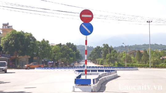 Lắp biển báo, vòng xuyến tại điểm giao giữa đường Võ Nguyên Giáp - Phú Thịnh - Hoàng Quy