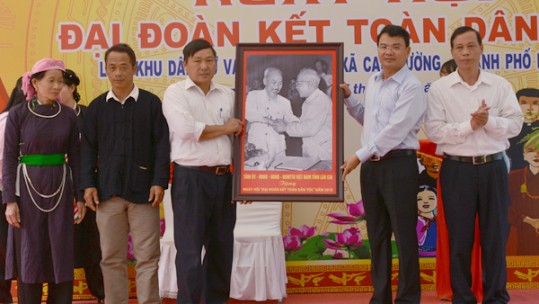 Chủ tịch UBND tỉnh Đặng Xuân Phong dự Ngày hội Đại đoàn kết tại xã Cam Đường, TP Lào Cai
