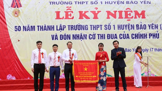 Trường THPT số 1 Bảo Yên đón nhận Cờ thi đua của Chính phủ nhân kỷ niệm 50 năm thành lập