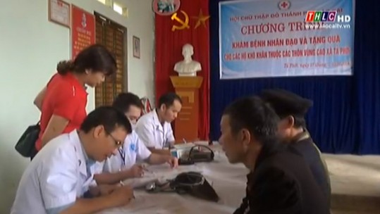 Khám bệnh và cấp phát thuốc miễn phí cho nhân dân 3 thôn của xã Tả Phời