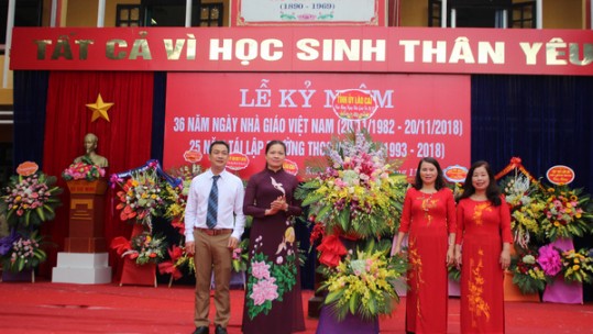 Phó Bí thư Thường trực Tỉnh ủy Hà Thị Nga dự Lễ kỷ niệm 25 năm tái lập Trường THCS Kim Tân