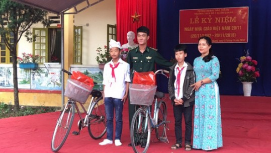Bộ đội biên phòng Lào Cai tặng xe đạp cho học sinh nghèo vượt khó