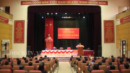 Phó Chủ tịch Quốc hội Đỗ Bá Tỵ tiếp xúc cử tri huyện Si Ma Cai