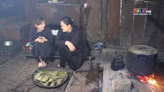 Đi và khám phá: Bánh chưng đen của người Tày huyện Văn Bàn