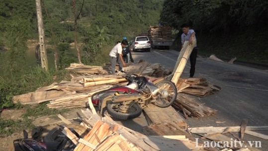 Ván bóc rơi từ xe tải khiến 3 người bị thương tại huyện Bảo Yên