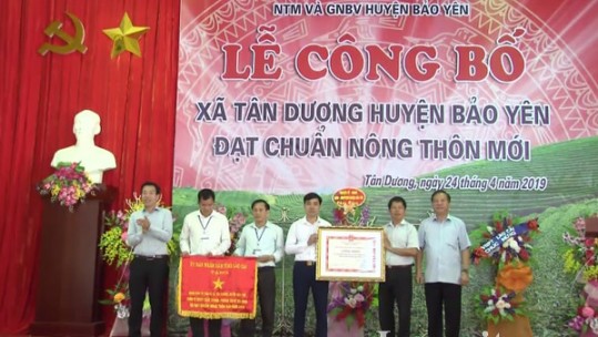 Tân Dương đón bằng công nhận đạt chuẩn nông thôn mới