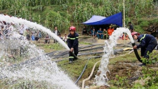 Khó khăn trong việc cứu nạn nhân bị kẹt trong hang đá ở Lào Cai