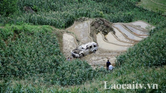 Ô tô lao xuống vực ở Sa Pa khiến 3 người bị thương