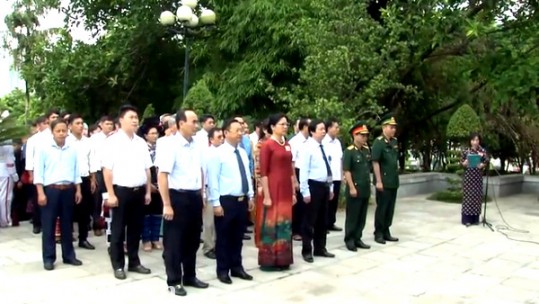 Dâng hương tại Nhà bia tưởng niệm Bác Hồ trước thềm Đại hội MTTQVN tỉnh Lào Cai lần thứ XV