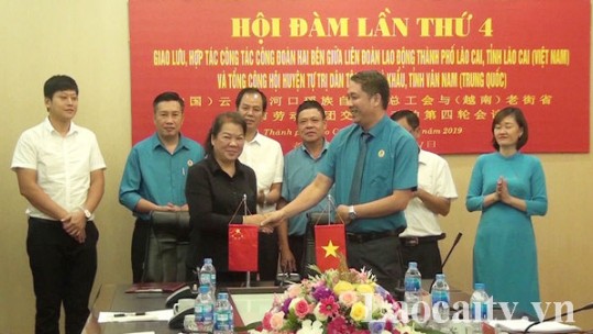 Liên đoàn Lao động thành phố Lào Cai hội đàm với Tổng công Hội huyện Hà Khẩu (Trung Quốc)