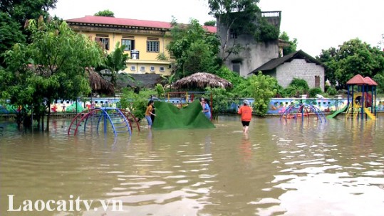 Mưa lớn khiến điểm Trường Mầm non Kim Thành, xã Đồng Tuyển bị ngập úng sâu