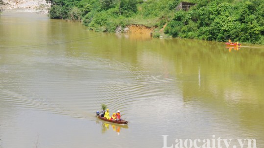 Nỗ lực tìm kiếm nạn nhân còn lại trong vụ việc hai vợ chồng bị lũ cuốn mất tích ở Bản Hồ