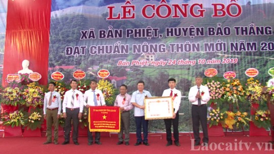 Xã Bản Phiệt đón Bằng công nhận đạt chuẩn nông thôn mới