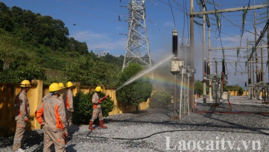 Điện lực Lào Cai ứng dụng công nghệ rửa sứ hotline - Biện pháp hiệu quả giảm tổn thất điện năng