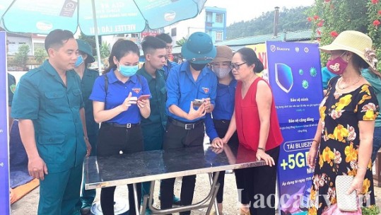 Tuổi trẻ Lào Cai ra quân hỗ trợ người dân cài đặt ứng dụng Bluezone