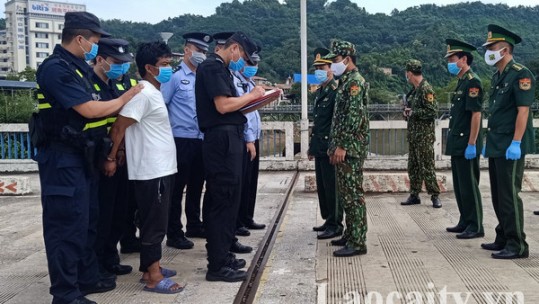 BĐBP Lào Cai trao trả đối tượng người Trung Quốc có lệnh truy nã đặc biệt