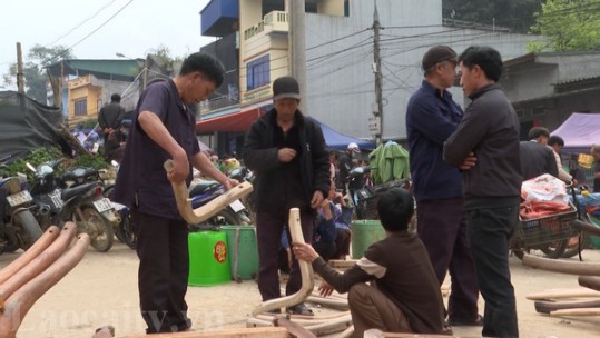 Hấp dẫn chợ nông cụ vùng cao Si Ma Cai