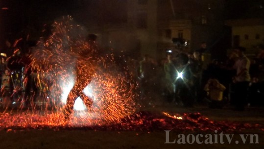 Lễ hội nhảy lửa - Phong tục độc đáo của người Dao đỏ