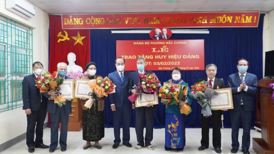 Phó Bí thư Thường trực Tỉnh ủy Vũ Xuân Cường trao Huy hiệu Đảng cho đảng viên Đảng bộ phường Bắc Cường