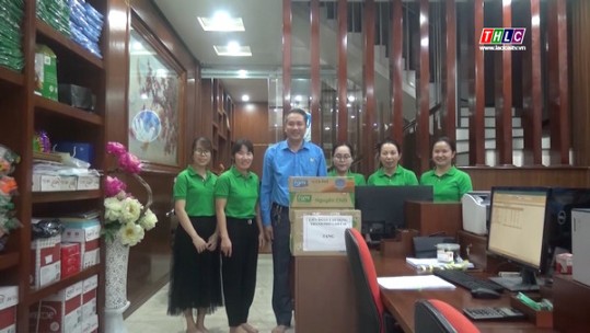 Liên đoàn Lao động thành phố Lào Cai tặng quà đoàn viên nhân Tháng Công nhân