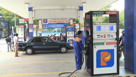 Thủ tướng yêu cầu kiểm soát giá hàng hóa sau khi giá xăng dầu giảm mạnh