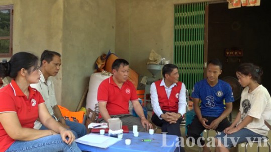 Hội Chữ thập đỏ tỉnh thăm hỏi, hỗ trợ gia đình người bị nạn trong vụ lật thuyền tại Si Ma Cai