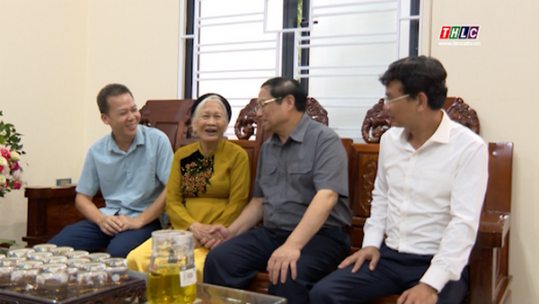 Thủ tướng Chính phủ thăm và tặng quà một số gia đình chính sách tại Lào Cai