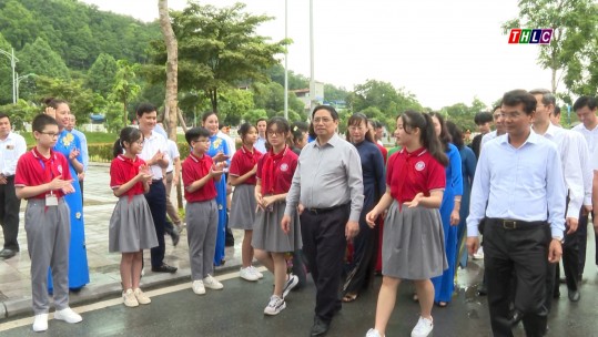 Thủ tướng thăm và kiểm tra điều kiện chuẩn bị năm học tại Cụm liên trường phường Kim Tân