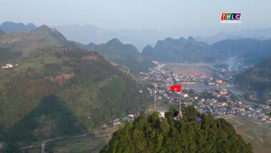 Cột cờ trên đỉnh núi Cô Tiên