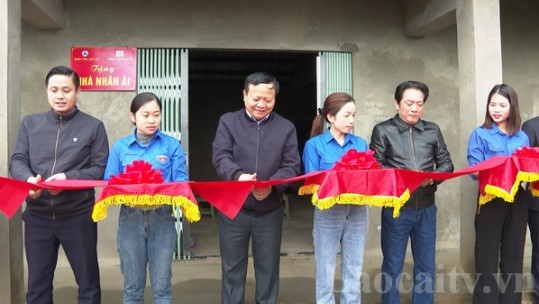 Phó Chủ tịch UBND tỉnh Nguyễn Trọng Hài tặng quà tại xã Dền Thàng