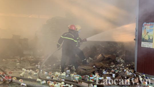 Dập tắt đám cháy kho hàng vật tư nông nghiệp rộng 280 m2 ở phường Lào Cai