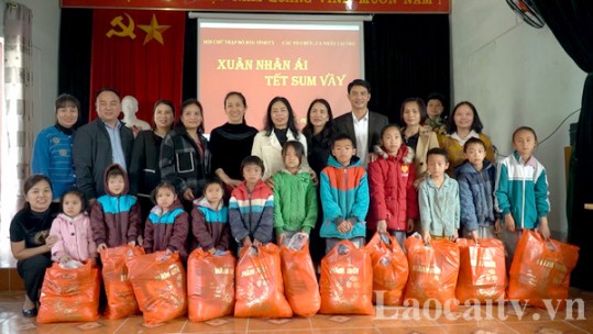 Ban Tuyên giáo Tỉnh ủy thăm, tặng quà tại xã Mường Vi, huyện Bát Xát