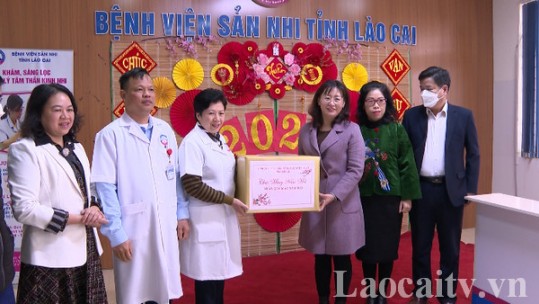 Phó Chủ tịch UBND tỉnh Giàng Thị Dung kiểm tra công tác khám chữa bệnh dịp Tết