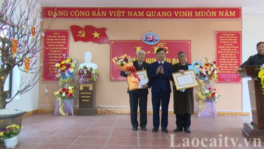 Huyện ủy Mường Khương, Bắc Hà trao tặng Huy hiệu Đảng đợt 03/2 cho đảng viên