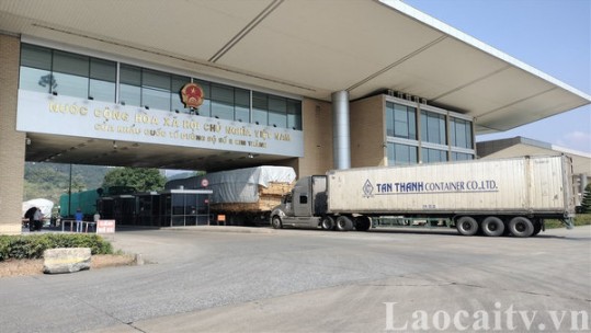 Nông sản vẫn là mặt hàng xuất nhập khẩu chính qua Cửa khẩu Lào Cai