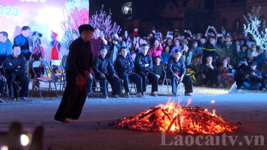 Độc đáo Lễ hội nhảy lửa tại Festival Cao nguyên trắng Bắc Hà