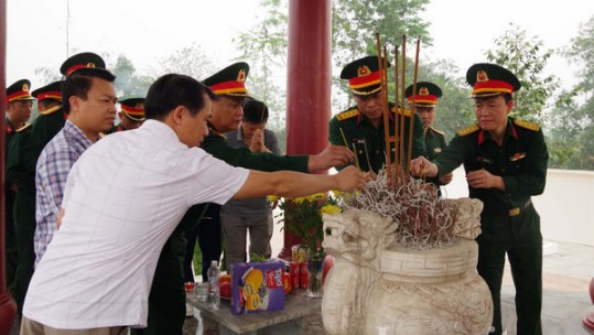 Bộ CHQS tỉnh Lào Cai dâng hương tại nơi thành lập lực lượng vũ trang tỉnh