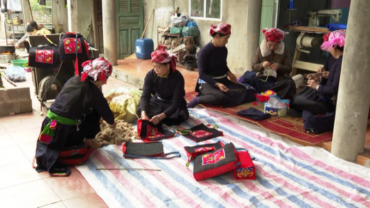 Tạo việc làm cho phụ nữ nông thôn từ nghề truyền thống