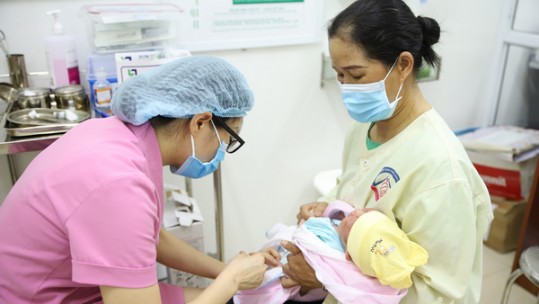 Lào Cai: Chuẩn bị tiêm vắc-xin viêm gan B sơ sinh cho trẻ tại nhà