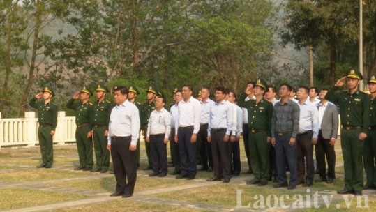 Bộ trưởng Bộ Kế hoạch và Đầu tư Nguyễn Chí Dũng dự Lễ thượng cờ tại cột cờ Lũng Pô
