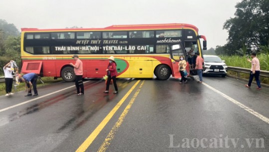 Liên tiếp xảy ra 2 vụ tai nạn trên cao tốc Nội Bài - Lào Cai